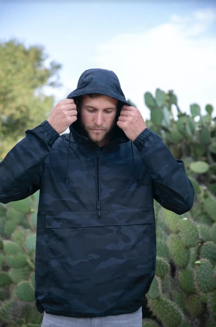 WATER RESISTANT WINDBREAKER ANORAK JACKET: BLACK CAMO