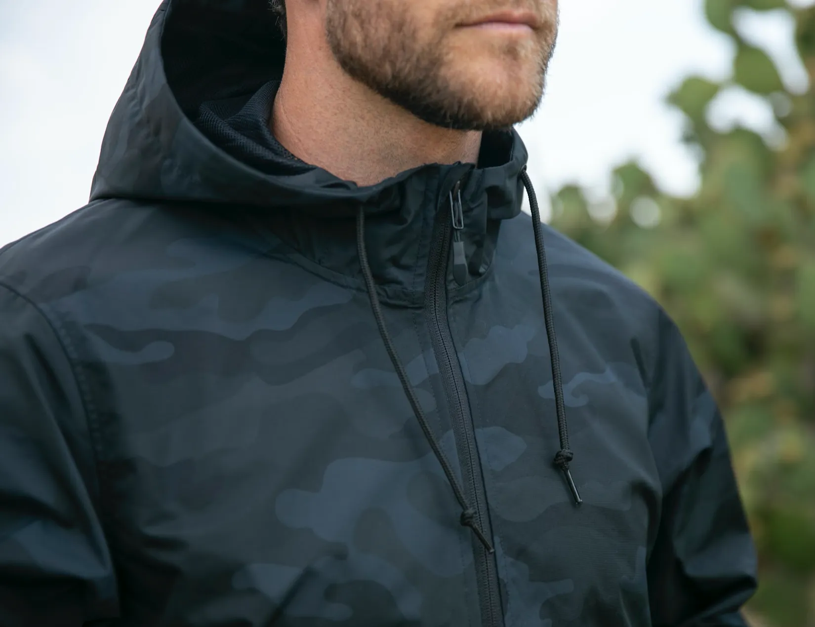 WATER RESISTANT WINDBREAKER ANORAK JACKET: BLACK CAMO